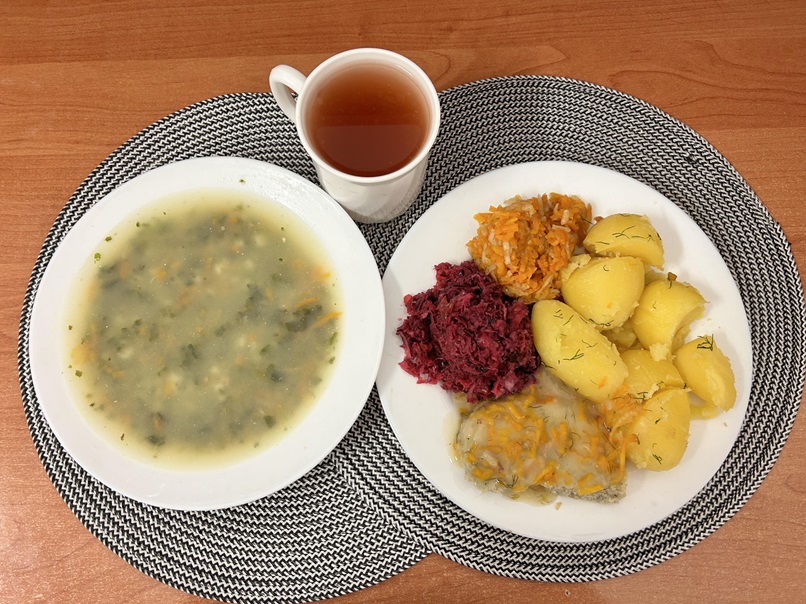 Na zdjęciu: Szpinakowa z zacierką, Ziemniaki z tłuszczem gotowane, Pieczeń z ryby mielonej (Dorsz), Sos koperkowy, Bukiet jarzyn oprószany z olejem, Sałatka z kapusty czerwonej z olejem, Kompot owocowy
